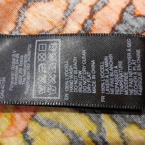 💥3/$25💥Vibrant Tribal Print Drop shoulder Tee - Small - Picture 3 of 5